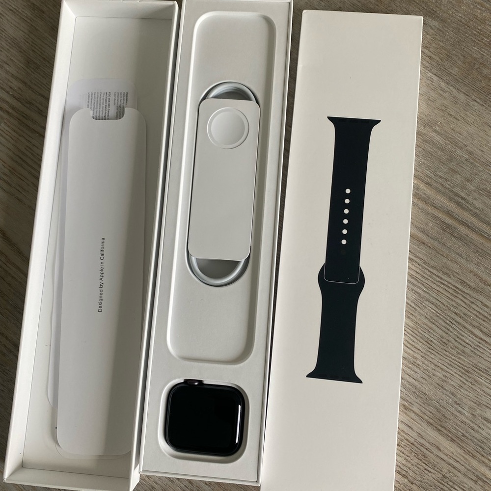 Space gray aluminum case midnight sport band (44mm)